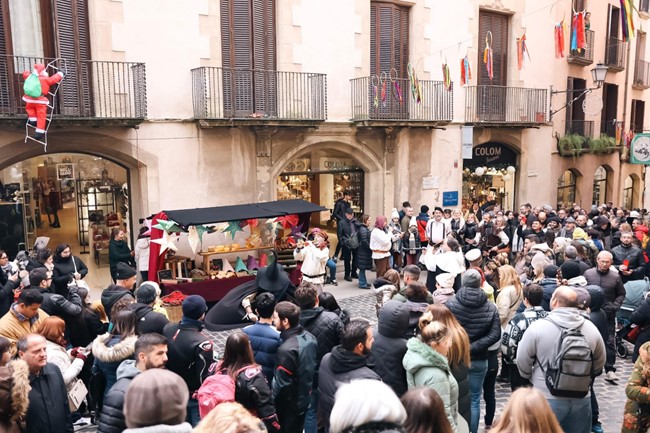 Els carrers del Mercat Medieval de Vic plens de vida, història i ambient festiu durant aquesta 28a edició